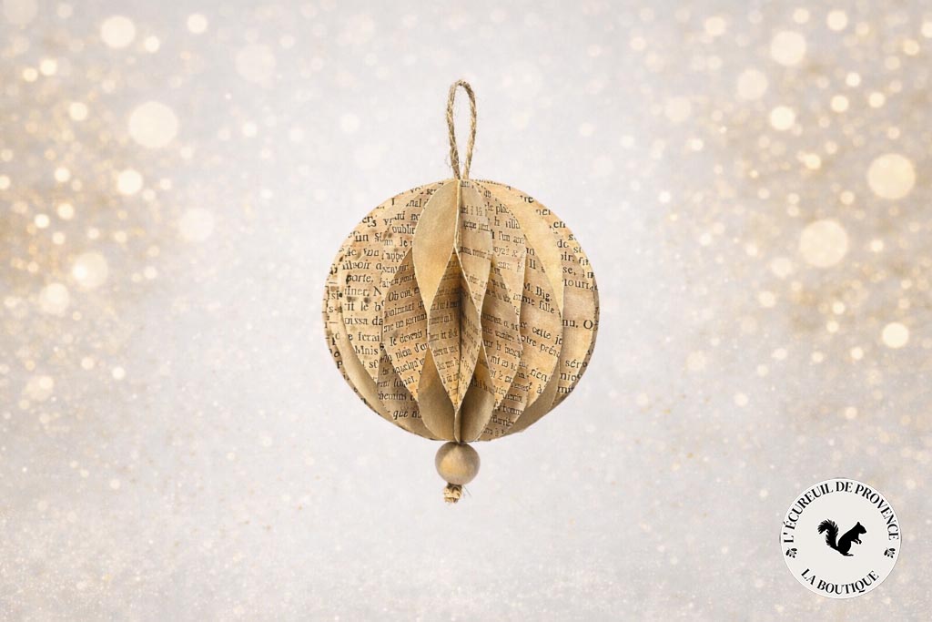 Boule de Noël en papier de vieux livre recyclé