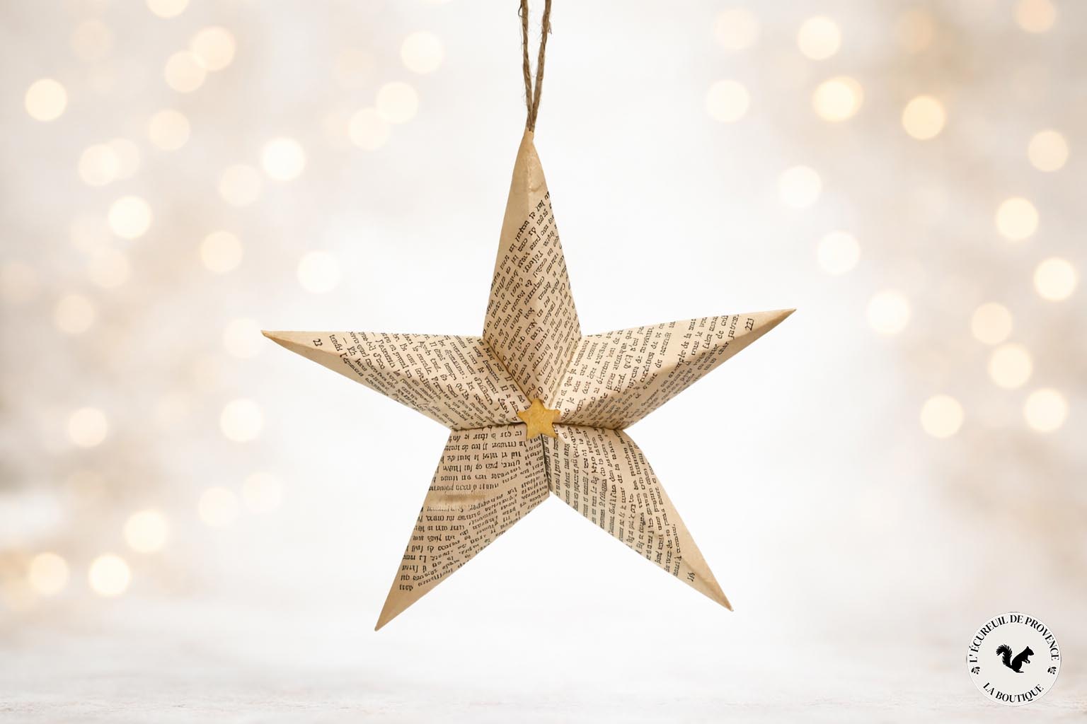 Étoile décorative en papier de vieux livre